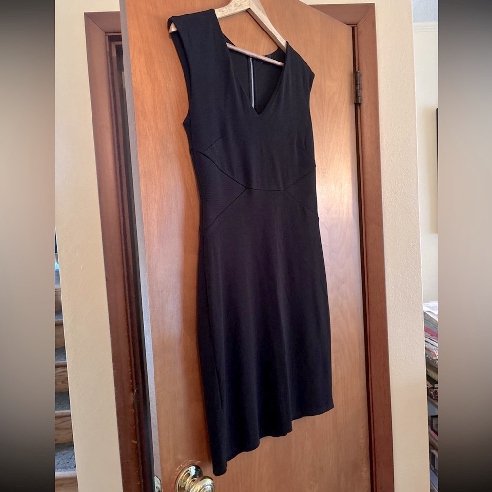Ann Taylor Size 8 Sheath Knee Length Vneck Dress Black LBD